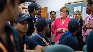 La chancelière fédérale Angela Merkel s'entretient avec des apprentis au pôle d'innovation du centre de formation professionnelle de l'entreprise Bosch