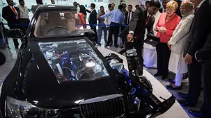 La chancelière fédérale Angela Merkel et le premier ministre indien Narendra Modi au pôle d'innovation du centre de formation professionnelle de l'entreprise Bosch