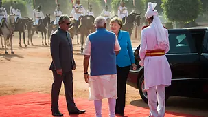 Le président indien Pranab Mukherjee (à gauche) et le premier ministre Narendra Modi saluent la chancelière fédérale Angela Merkel