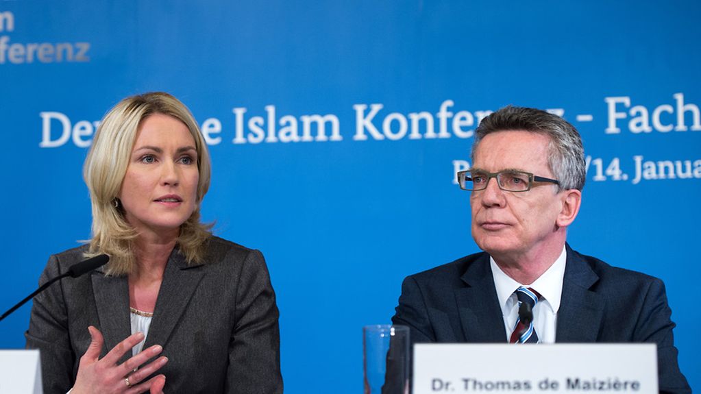 Die Mitglieder des Lenkungsausschusses der Deutschen Islam Konferenz, Bundesfamilienministerin Manuela Schwesig (l, SPD) und Bundesinnenminister Thomas de Maiziere (CDU) informieren am 13.01.2015 bei einer Pressekonferenz in Berlin über die Fachtagung.