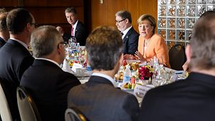 Bundeskanzlerin Angela Merkel im Gespräch mit Wirtschaftsvertretern.