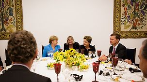Bundeskanzlerin Angela Merkel und die brasilianische Präsidentin Dilma Rousseff beim Abendessen.