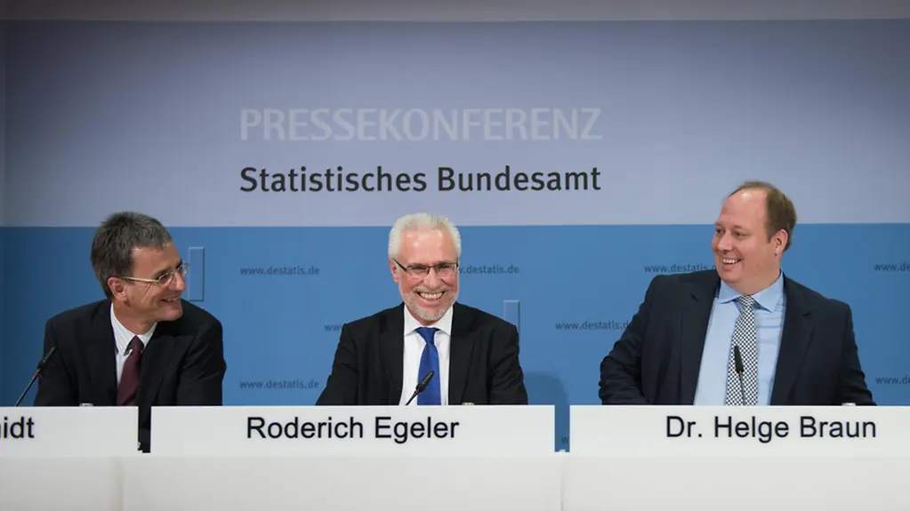 Staatsminister Helge Braun (v.r.), der Präsident des Statistischen Bundesamtes Roderich Egeler und der Gruppenleiter für Bürokratiekostenmessung Bernd Schmidt bei einer Pressekonferenz