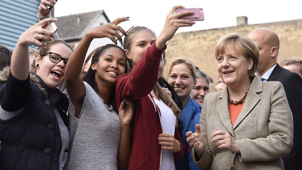 Bundeskanzlerin Angela Merkel mit Schülern der Prälat-Diehl-Schule