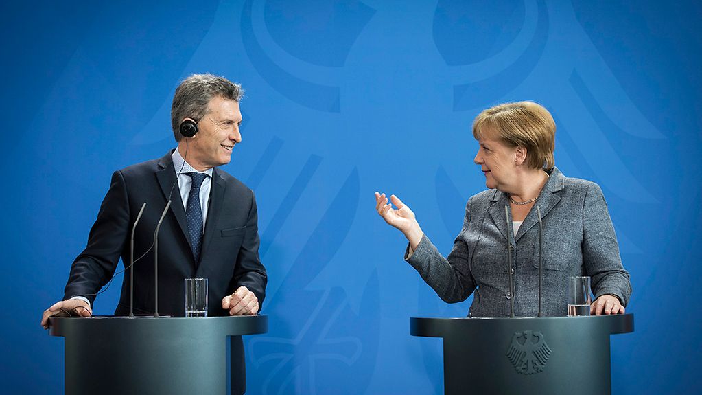 Chancellor Angela Merkel welcomes the President of Argentina, Mauricio Macri, to the Chancellery