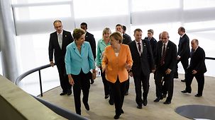 Bundeskanzlerin Angela Merkel geht neben der brasilianischen Präsidentin Dilma Rousseff.