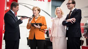 Der Vorstandsvorsitzende von Secunet, Rainer Baumgart, Bundeskanzlerin Angela Merkel, Bildungsministerin Wanka und der Minister für Digitales Dobrindt.