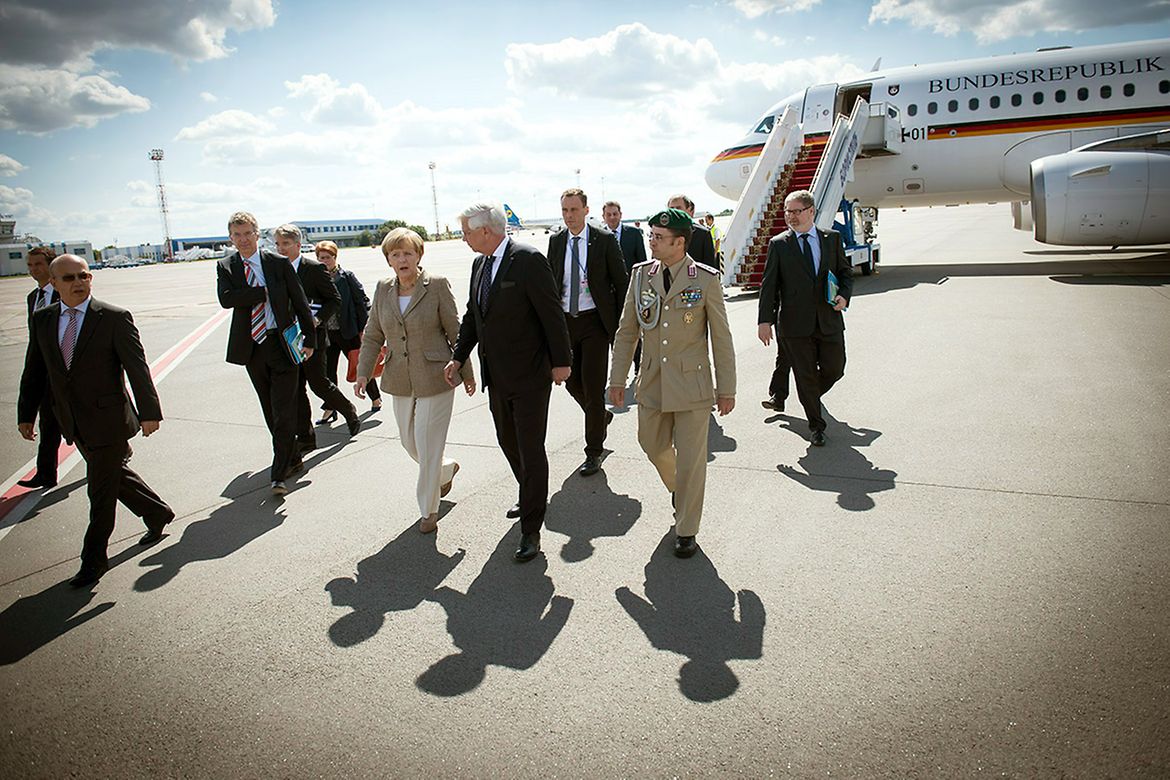Bundeskanzlerin Angela Merkel bei ihrer Ankunft auf dem Flughafen.