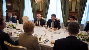 Bundeskanzlerin Angela Merkel und der ukrainische Präsident Petro Poroschenko beim gemeinsamen Mittagsessen.