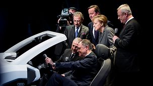 Bundeskanzlerin Angela Merkel, Martin Winterkorn, Niedersachsens Ministerpräsident Stephan Weil, der britische Premierminister David Cameron und Dieter Kempf schauen sich ein virtuelles Cockpit an.