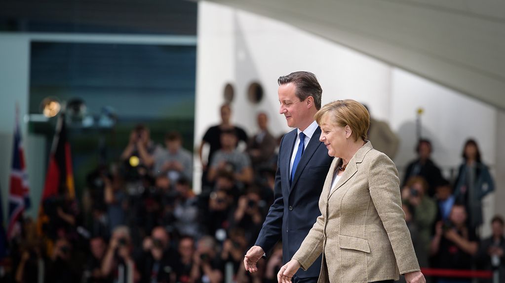 Bundeskanzlerin Angela Merkel begrüßt Großbritanniens Premierminister David Cameron im Kanzleramt.