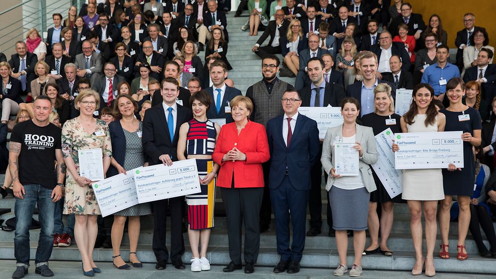 Bundeskanzlerin Angela Merkel mit Preisträgerinnen und Preisträger von "startsocial 2016/2017".