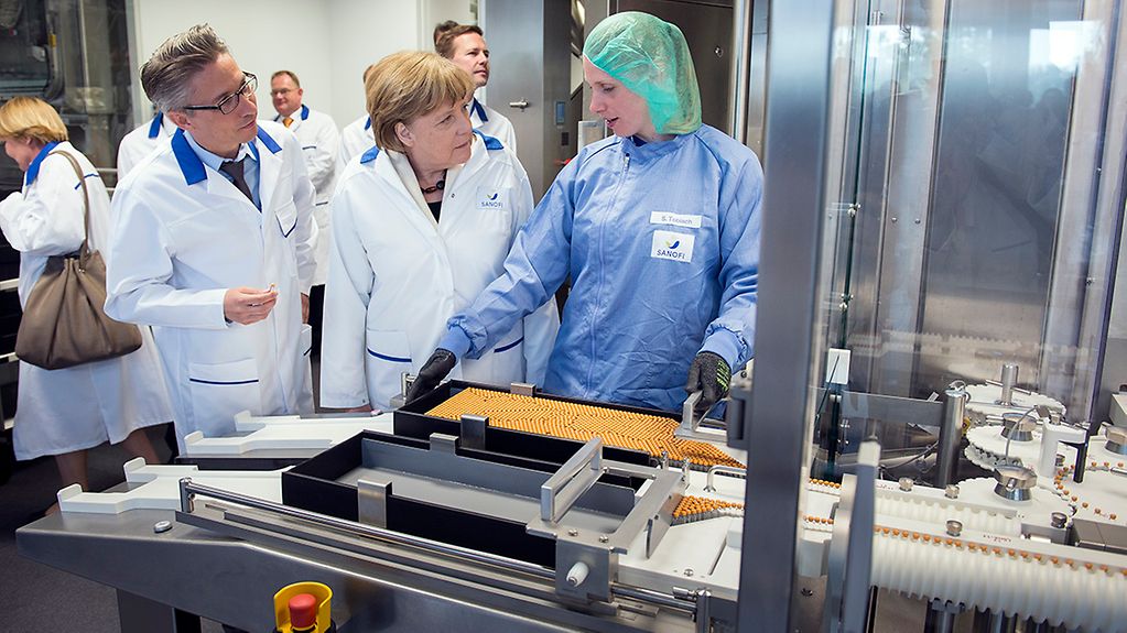 Bundeskanzlerin Angela Merkel beim Besuch von Sanofi an der Reinigungsstation