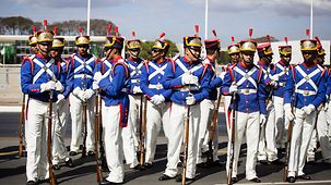 Soldiers wait in front of the Palácio de Planalto