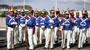 Soldiers wait in front of the Palácio de Planalto