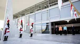 Brazilian President Dilma Rousseff welcomes Federal Chancellor Angela Merkel with military honours