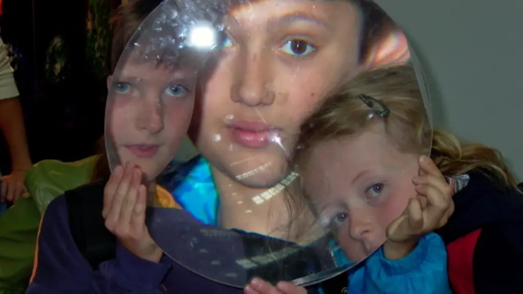 Die flache Fresnel-Linse vergrößert die Gesichter vonKindern