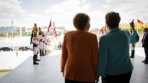 Bundeskanzlerin Angela Merkel und die brasilianische Präsidentin Dilma Rousseff stehen vor dem Planalto-Palast.