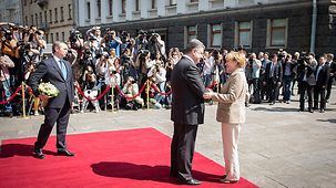 Ukrainian President Petro Poroshenko welcomes Chancellor Angela Merkel.
