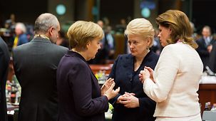 Bundeskanzlerin Angela Merkel unterhält sich mit der litauischen Staatspräsidentin Dalia Grybauskaite und der slowenischen Premierministerin Alenka Bratusek.