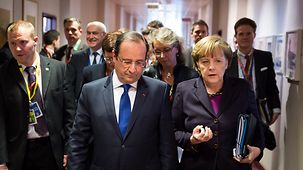 Bundeskanzlerin Angela Merkel und der französische Präsident François Hollande unterhalten sich.