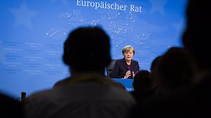 Bundeskanzlerin Angela Merkel auf der Pressekonferenz zum ersten Tagungstag.