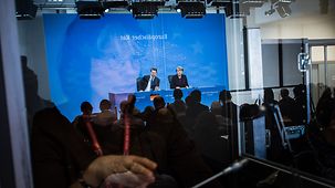 Bundeskanzlerin Angela Merkel und Regierungssprecher Steffen Seibert auf der Pressekonferenz zum ersten Sitzungstag.