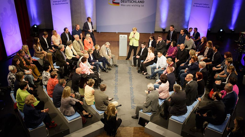 Bundeskanzlerin Angela Merkel während der Diskussion mit Gästen im Rahmen des Bürgerdialogs.