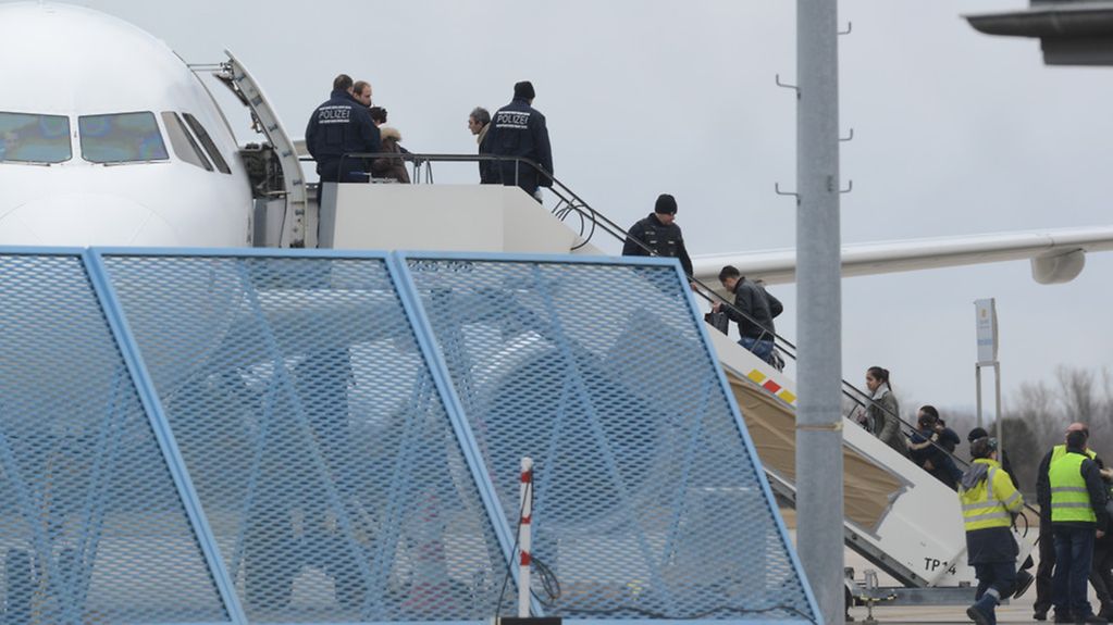 Abgelehnte Asylbewerber steigen in ein Flugzeug.