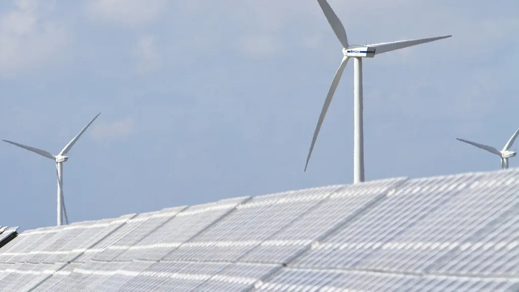 Solar- und Windkraftanlagen an der deutschen Nordseeküste.