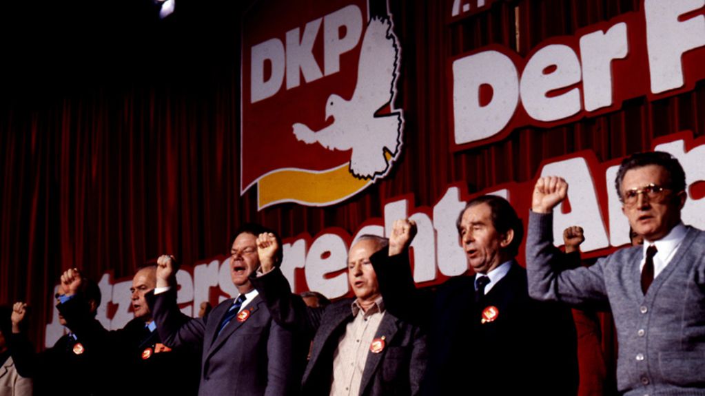 7.DKP-Parteitag in Nürnberg, die DKP-Garde singt die Internationale