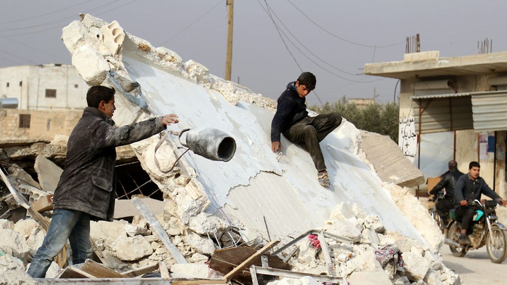 Bâtiments détruits après un raid aérien dans la province d'Idleb, en Syrie, le 13 janvier 2018