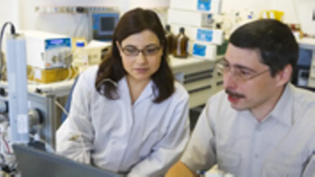 Ausländische Fachkräfte, Marie Campos, Biochemikerin aus USA und Victor Ridtchenko, Mathematiker aus Weißrussland zusammen im Labor der Knauer Laborgeräte GmbH in Berlin