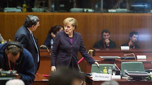 Bundeskanzlerin Angela Merkel und Jose Manuel Barroso, Präsident der Europäischen Kommission, im Sitzungssaal.