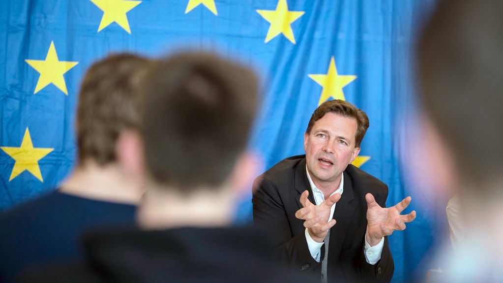 Steffen Seibert, Sprecher der Bundesregierung, bei einer Diskussion mit Schülerinnen und Schülern der Sophie-Scholl-Schule, anlässlich des Europa-Projektages.