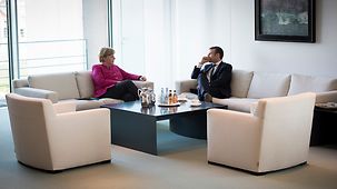 Bundeskanzlerin Angela Merkel unterhält sich bilateral mit Frankreichs Präsident Emmanuel Macron im Bundeskanzleramt.
