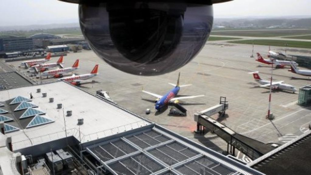 Überwachungskamera am Flughafen