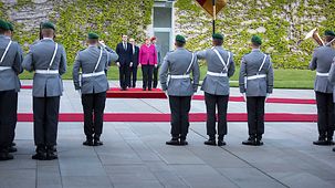 La chancelière fédérale Angela Merkel et le président français Emmanuel Macron à la Chancellerie fédérale lors de l'accueil avec les honneurs militaires