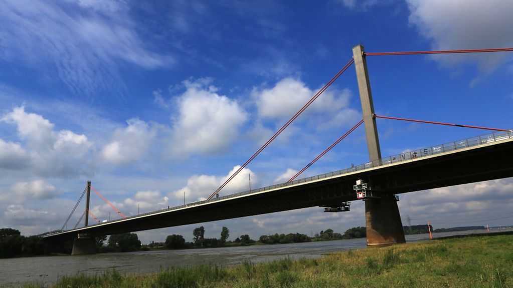 Blick von Leverkusen-Wiesdorf nach Norden auf die Autobahnbrücke der Autobahn 1 zwischen Leverkusen und Köln-Niehl. Die Brücke ist beschädigt und deshalb für Lkw über 3,5 Tonnen Gewicht gesperrt.