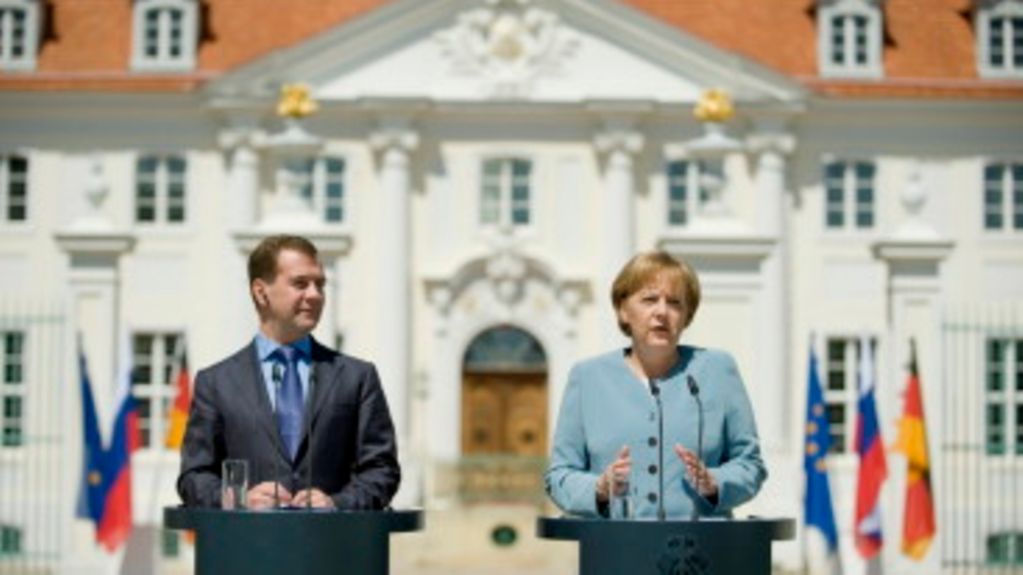 Medwedew und Merkel während der Pressekonferenz