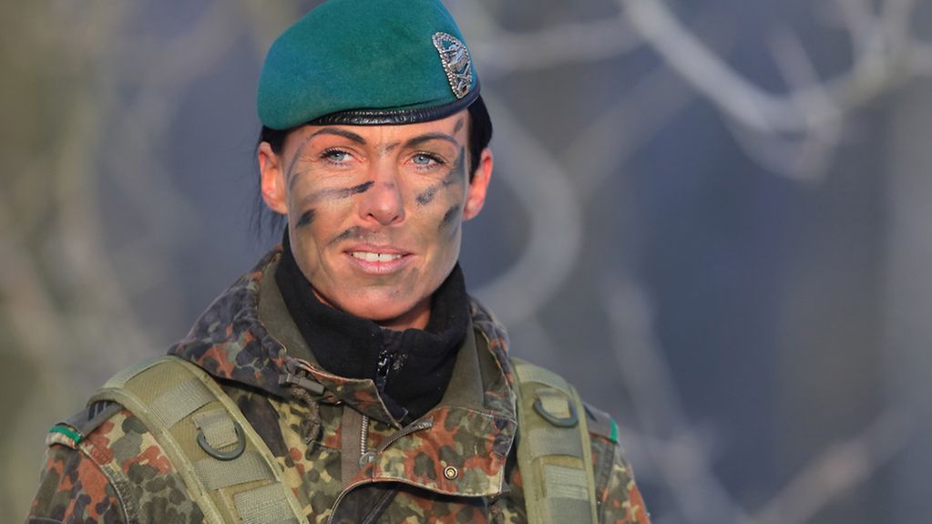 Eine Soldatin der Bundeswehr, aufgenommen am 28.01.2014 im Gefechtsübungszentrum in Letzlingen (Sachsen-Anhalt).