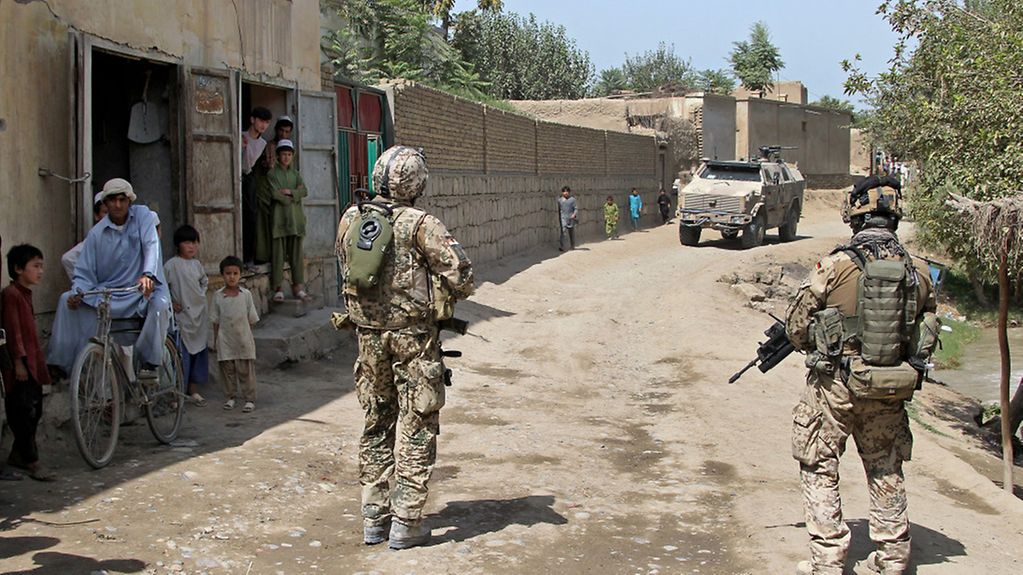 Bundeswehr-Soldaten der Feldjäger auf Patrouille in einem Dorf in der Provinz Kunduz Afghanistan