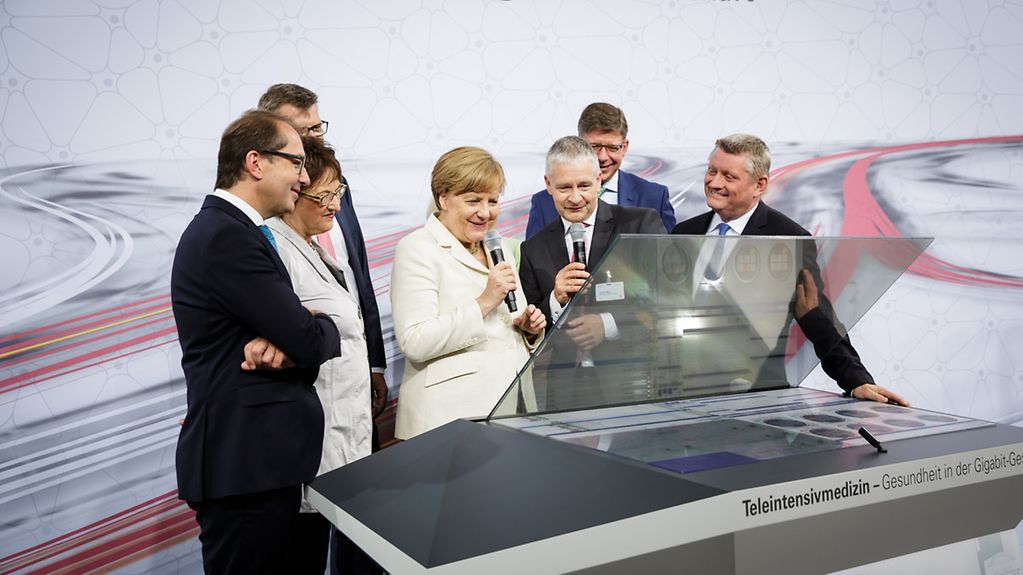 La chancelière fédérale Angela Merkel lors du sommet national sur le numérique « Nationaler Digitalgipfel » à un stand sur les assistances numériques pour médecins