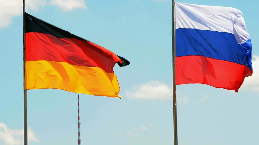 Die Flaggen der Bundesrepublik Deutschland und Russlands wehen vor dem Bundeskanzleramt in Berlin