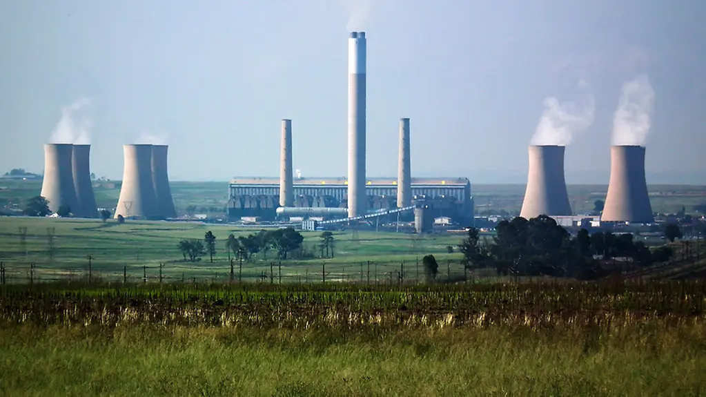 Das Bild zeigt das Kohlekraftwerk Komati in Südafrika. Nach einer umfänglichen Modernisierung mit der Siemens-Leittechnik SPPA-T3000 sind seit Februar 2012 sechs Blöcke wieder am Netz.