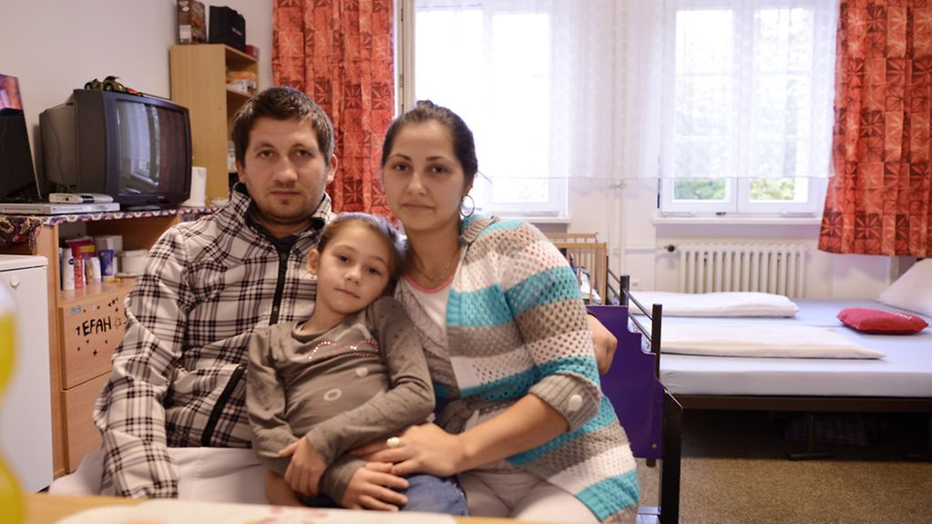 Eine Familie aus Bosnien sitzt in ihrem Zimmer der Erstaufnahme-Unterkunft für Asylsuchende in Berlin-Spandau