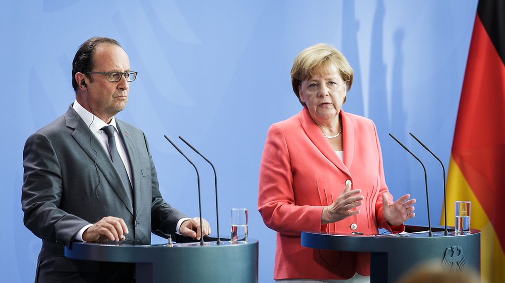 Bundeskanzlerin Angela Merkel und Frankreichs Präsident François Hollande bei einem gemeinsamen Pressestatement.