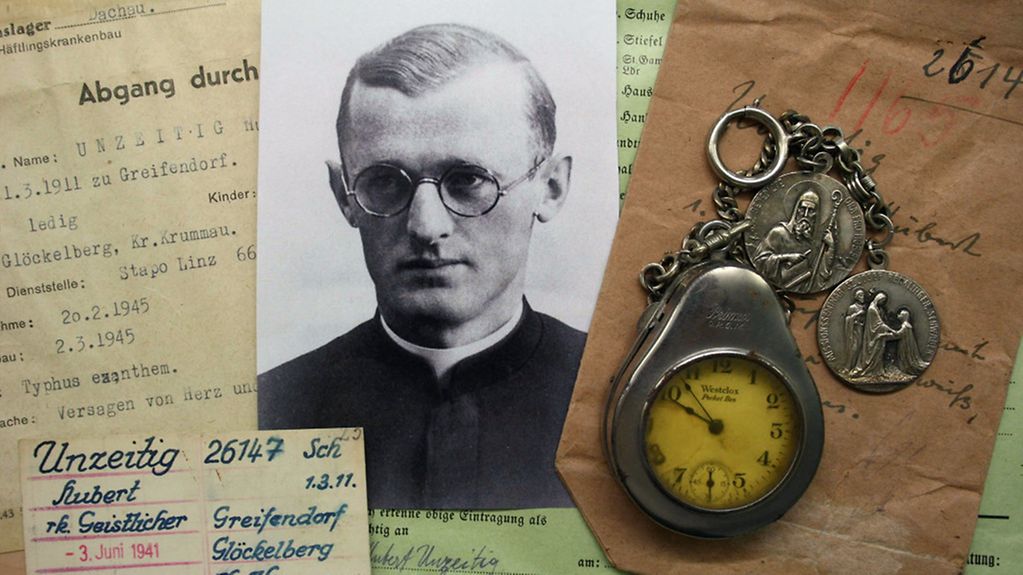 Die vom ITS verwahrten Originaldokumente zum Schicksal von Pater Engelmar sowie seine Uhr und seine Ordens-Medaillen.