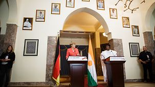 Bundeskanzlerin Angela Merkel unterhält sich mit dem Präsidenten Nigers, Issoufou Mahamadou.