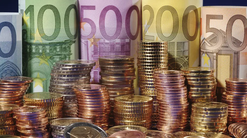 Euroscheine und Münzen, Geld, Währung, Finanzen, Finanzpolitik, Haushalt